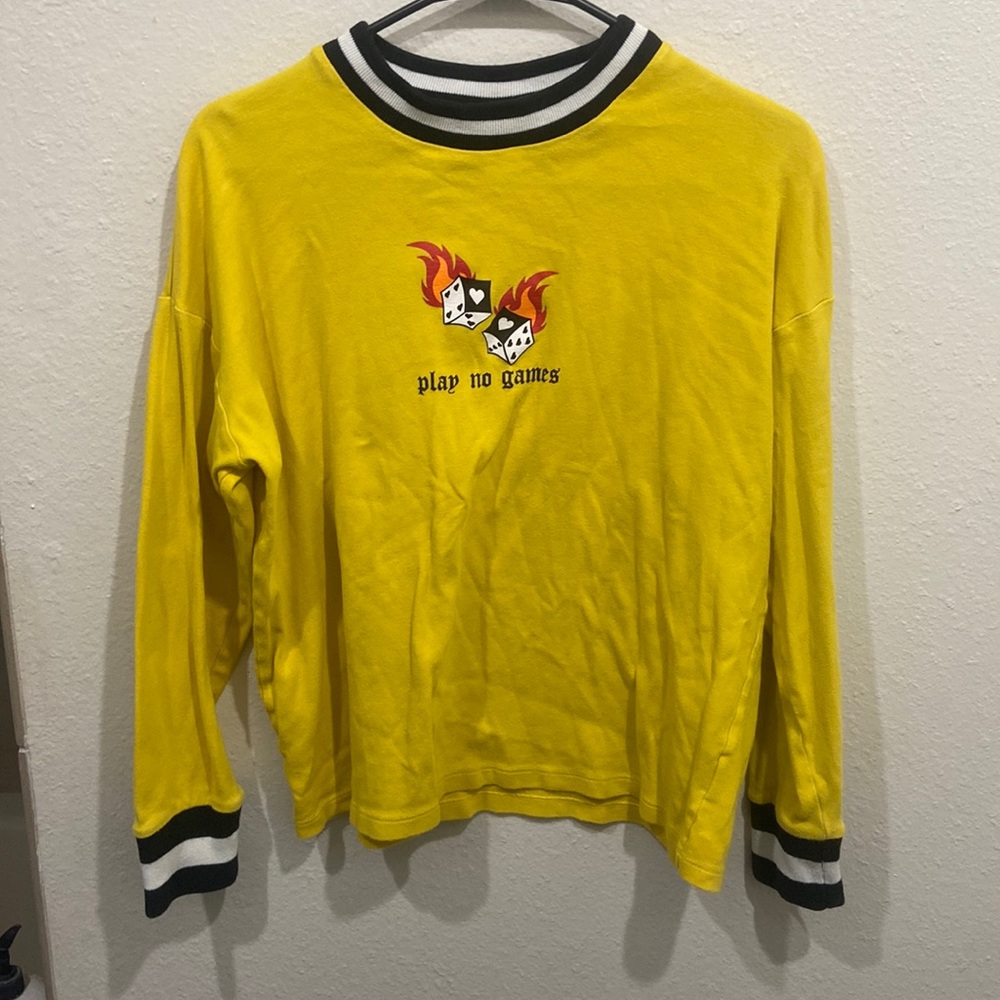 Small stretchy breathable cloth. Long sleeve/crewneck